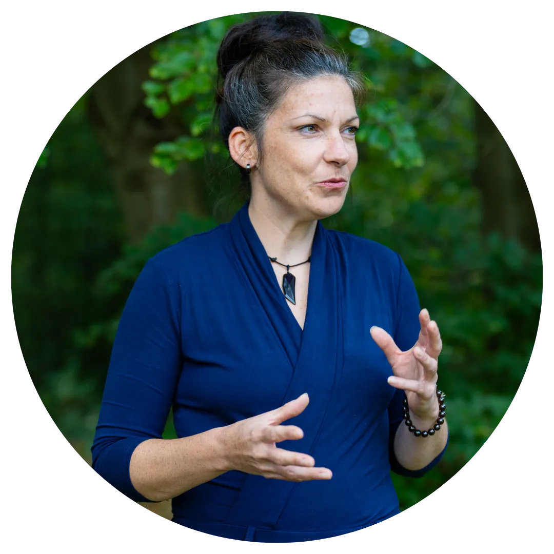 Carina Hillenbrand im Wald, im Gespräch gestikulierend